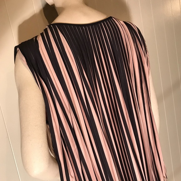 Colorblock Sleeveless Blouse - Picture 3 of 8